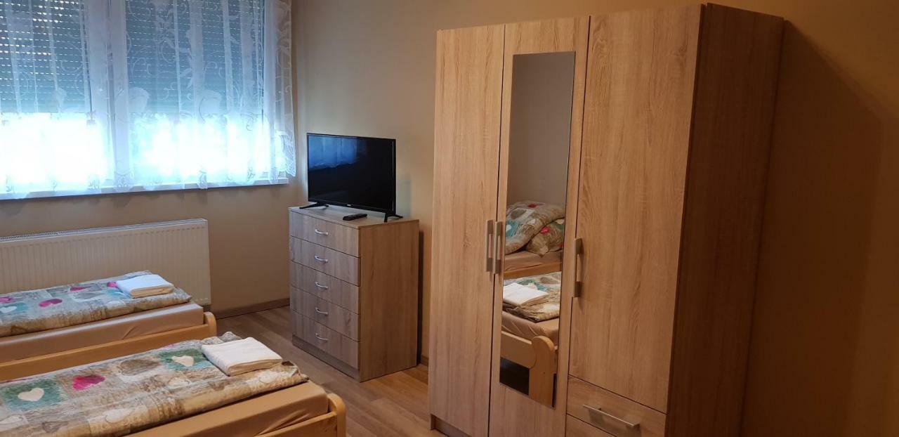 Lotti Apartman Kiskunhalas Exterior photo