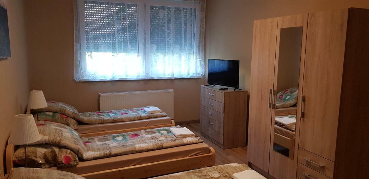 Lotti Apartman Kiskunhalas Exterior photo